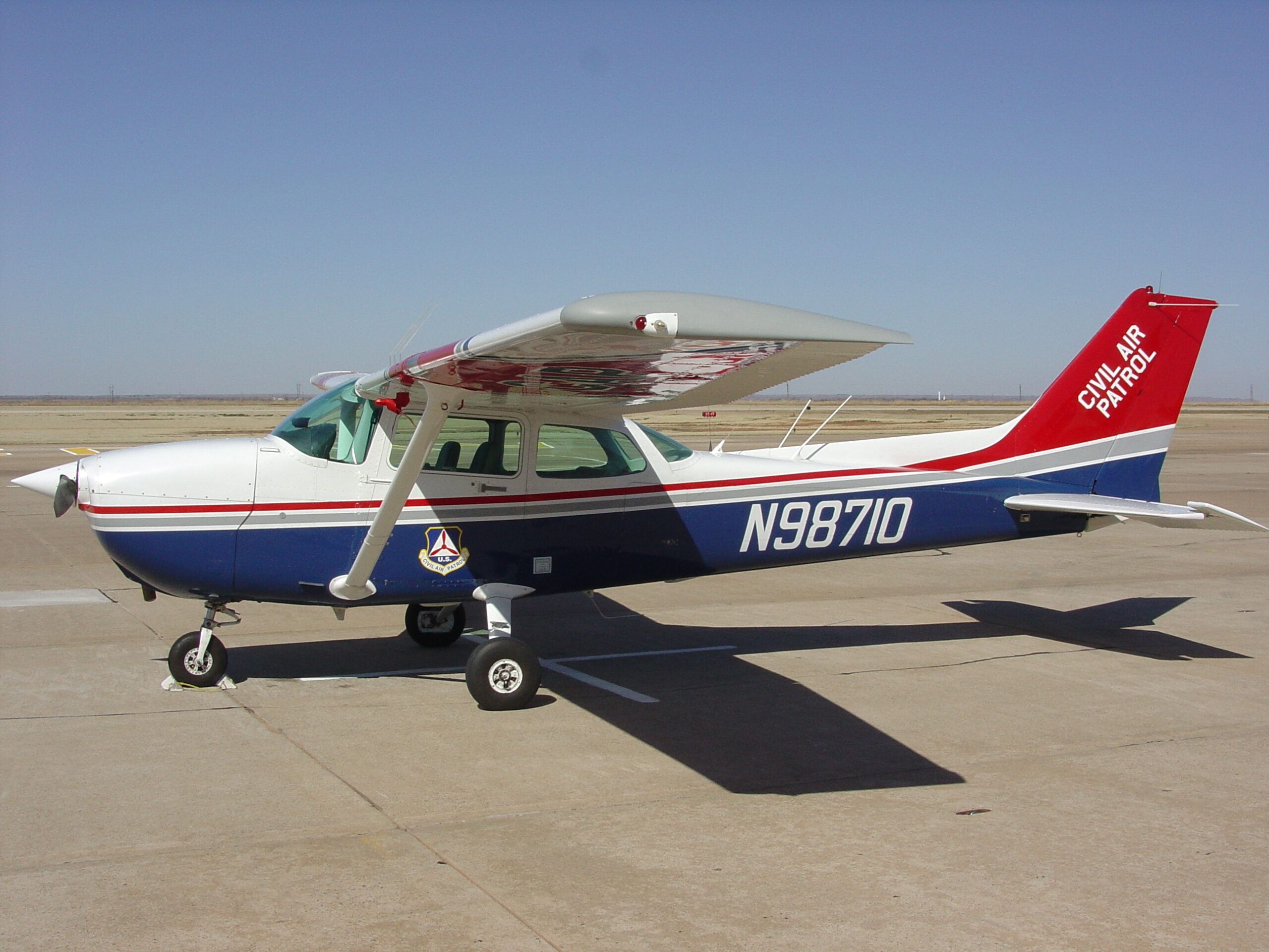 Civil_Air_Patrol_Cessna_172_on_flight_line