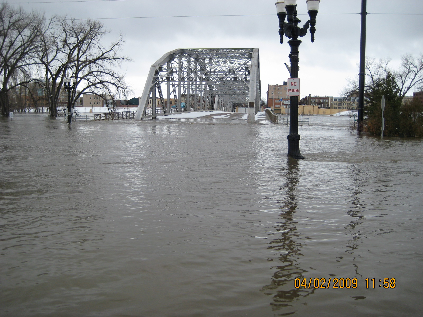 Red_River_otn_East_Grand_Forks__MN_4-2-2009--Edward_G_Dobrowolski (1)